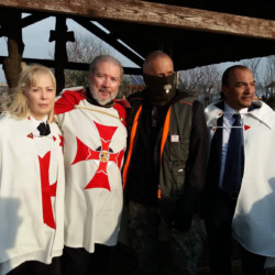 ROMA 2 MARZO 2019
TENUTA "LA MISTICA" IN ROMA DEL COLONNELLO:" SERGIO DE CAPRIO" DETTO:"CAPITANO ULTIMO". ELEVAZIONI A "DAME" E "CAVALIERI" DEL SOVRANO ORDINE MONASTICO MILITARE DEI: "TEMPLARI FEDERICIANI".