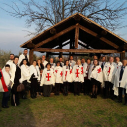 ROMA 2 MARZO 2019
TENUTA "LA MISTICA" IN ROMA DEL COLONNELLO:" SERGIO DE CAPRIO" DETTO:"CAPITANO ULTIMO". ELEVAZIONI A "DAME" E "CAVALIERI" DEL SOVRANO ORDINE MONASTICO MILITARE DEI: "TEMPLARI FEDERICIANI".