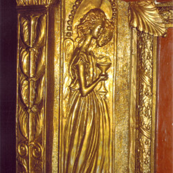 Lastre 87x20 trapezioidali in terracotta con rifinitura in bronzo dorato, raffiguranti ognuna due Angeli di profilo di cui uno sorregge un calice dell'Altare Maggiore Laterale site nella Chiesa (comunale) di San Lazzaro (Cimitero di Viterbo)