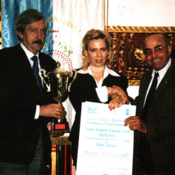 Accademia Italiana degli Etruschi. Premiazione Trofeo Pregione Toscana 2003. Diploma di riconoscimento alla Carriera Pittoria e Letteraria e titolo Artistico "Arciere della Cultura"