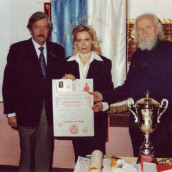Accademia Italiana degli Etruschi. Premiazione Trofeo Pregione Toscana 2003. Diploma di riconoscimento alla Carriera Pittoria e Letteraria e titolo Artistico "Arciere della Cultura"