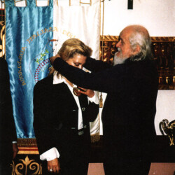 Accademia Italiana degli Etruschi. Bele arti, letture, scienza (livorno). Diploma di Professore ad H.C. promossa con il titolo di Senatore Accademico Cavaliere dell'Arte di Genova città cosmopolita. 07/12/2002