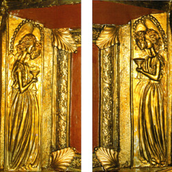 2 Lastre rettangolari cm 87x20 in terracotta e rifinite in bronzo dorato, raffigurante ognuna un albero della vita (del 500) con vasi diversi, ogni lastra termina nella parte superiore con un capitello decorato con foglie dacanto (dell'Altare Maggiore Laterale)