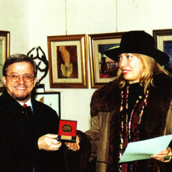 Premiazione del "Medaglione Europeo" Forum Internar "Roma Fori Imperiali 23/12/2000" Prof. Giuseppe Giamantonio Critico d'Arte di Roma