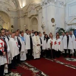 30.04.2017 - CAPRANICA PRENESTINA CHIESA DI: " S. M. MADDALENA" DIOCESI SUBURBICARIA DI PALESTRINA - ELEVAZIONI A:"CAVALIERI" E "DAMA" DEI TEMPLARI FEDERICIANI" A DX IL G.M. "CORRADO MARIA ARMERI"