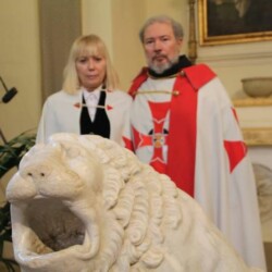 19.03.2017 - CAPRANICA PRENESTINA CHIESA DI S.M. MADDALENA DIOCESI SUBURBICARIA DI PALESTRINA ELEVAZIONI A CAVALIERI DEI "TEMPLARI FEDERICIANI" IL G.M. "CORRADO MARIA ARMERI" E LA DAMA "MARIA ASSUNTA dé FRASSINE" (IL LEONE REGGI SCULTURA IN MARMO BIANCO UTILIZZATO COME ACQUA SANTIERA ATTRIBUITO A: " MICHELANGELO BUONARROTI"