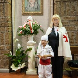 26.08.2017 VITERBO - CHIESA "S. CUORE DI GESU'" (QUARTIERE PILASTRO) BENEDIZIONE DEI:"MINI FACCHINI DI S.ROSA". LA N.D. MARIA ASSUNTA dé FRASSINE CONSORELLA DI:"S. ROSA" DI VITERBO CONSORELLA DELLA: " MADONNA DELLE GRAZIE" SCOPPITO (AQ) E "DAMA" DEI: "TEMPLARI FEDERICIANI" AUTRICE DELL'OPERA PITTORICA AD OLIO SU TELA TITOLO: "S.ROSA" DI VITERBO