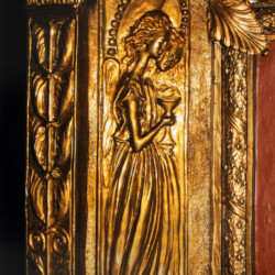 Lastre 87x20 trapezioidali in terracotta con rifinitura in bronzo dorato, raffiguranti ognuna due Angeli di profilo di cui uno sorregge un calice dell'Altare Maggiore Laterale site nella Chiesa (comunale) di San Lazzaro (Cimitero di Viterbo)