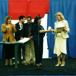 La grande festa dell'Arte (Forum Interart Roma). Sugli spalti del Maschio Angioino. 22-26 maggio 2002. Diploma d'Onore e medaglia d'argento. Dott. Nicolina Bianchi (critico d'arte)