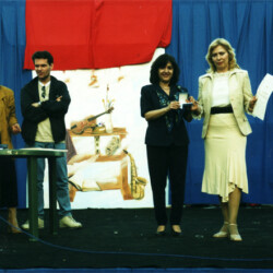 La grande festa dell'Arte (Forum Interart Roma). Sugli spalti del Maschio Angioino. 22-26 maggio 2002. Diploma d'Onore e medaglia d'argento. Dott. Nicolina Bianchi (critico d'arte)