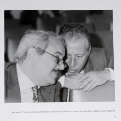 Ma non c'è nessun porto ad attenderci, destinati a rincorrero mete inestricabili, chiusi in una trappola