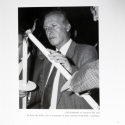 Dal tramonto al sorgere del sole la fiaccola della vita si trasmette in una catena invincibile, continua.