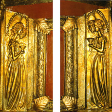 2 Lastre rettangolari cm 87x20 in terracotta e rifinite in bronzo dorato, raffigurante ognuna un albero della vita (del 500) con vasi diversi, ogni lastra termina nella parte superiore con un capitello decorato con foglie dacanto (dell'Altare Maggiore Laterale)