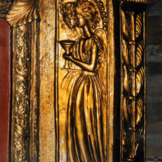 Lastre 87x20 trapezioidali in terracotta con rifinitura in bronzo dorato, raffiguranti ognuna due Angeli di profilo di cui uno sorregge un calice dell'Altare Maggiore Laterale site nella Chiesa (comunale) di San Lazzaro (Cimitero di Viterbo)