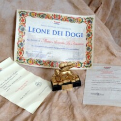 Venezia 20-04-2013 Artexpò Gallery - Premio biennale per le Arti Visive - Hotel Amadeus sala Mozart lista di Spagna - Conseguito il "Leone dei Dogi", diploma con motivazione critica: "Una finalità descrittiva delle precise impostazioni tecniche distingue la sua creatività, ricca di seduzione cromatica. La poeticità della sua Arte, si esalta nell'estrinseca liricità e pulsione romantica con espressioni dell'anima." (Critico d'Arte Artexpò Gallery: Dott.ssa Mariarosaria Belgiovine)