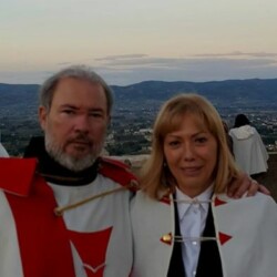 ASSISI 4 OTTOBRE 2018 - BASILICA DI: "S. FRANCESCO"
(NOMINA DI:"GRAN PRIORE D'ITALIA" DEI TEMPLARI FEDERICIANI). FRONTALMENTE A DX LA DUCHESSA DONNA "MARIA ASSUNTA dé FRASSINE" E "DAMA" DEI:"TEMPLARI FEDERICIANI" DALLE PROPRIE MANI DEL G.M. "CORRADO MARIA ARMERI" DEI "TEMPLARI FEDERICIANI" CON ONORE E COMMOZIONE ACCOGLIE NELLE SUE PROPRIE MANI LE "MOSTRINE" VERE E PROPRIE CON IL COLORE DISTINTIVO DEL ROSSO E LA "CROCE" ROSSA AD INDICARE L'APPARTENENZA DEI "TEMPLAI" AL "CRISTIANESIMO" E PER RICORDARE IL SANGUE VERSATO DI "CRISTO" CON IL DIRITTO DI APPLICARLA SULLA SPALLA SX VERSO IL CUORE DELLA PROPRIA MANTELLA TEMPLARE PER LA NOMINA AVVENUTA DI:" "GRAN PRIORE D'ITALIA" DEI "TEMPLARI FEDERICIANI".