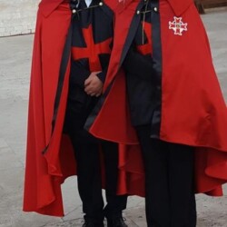 ASSISI 4 OTTOBRE 2018 - BASILICA DI: "S. FRANCESCO"
(NOMINA DI:"GRAN PRIORE D'ITALIA" DEI TEMPLARI FEDERICIANI). FRONTALMENTE A DX LA DUCHESSA DONNA "MARIA ASSUNTA dé FRASSINE" E "DAMA" DEI:"TEMPLARI FEDERICIANI" DALLE PROPRIE MANI DEL G.M. "CORRADO MARIA ARMERI" DEI "TEMPLARI FEDERICIANI" CON ONORE E COMMOZIONE ACCOGLIE NELLE SUE PROPRIE MANI LE "MOSTRINE" VERE E PROPRIE CON IL COLORE DISTINTIVO DEL ROSSO E LA "CROCE" ROSSA AD INDICARE L'APPARTENENZA DEI "TEMPLAI" AL "CRISTIANESIMO" E PER RICORDARE IL SANGUE VERSATO DI "CRISTO" CON IL DIRITTO DI APPLICARLA SULLA SPALLA SX VERSO IL CUORE DELLA PROPRIA MANTELLA TEMPLARE PER LA NOMINA AVVENUTA DI:" "GRAN PRIORE D'ITALIA" DEI "TEMPLARI FEDERICIANI".