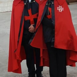 ASSISI 4 OTTOBRE 2018 - BASILICA DI: "S. FRANCESCO"
(NOMINA DI:"GRAN PRIORE D'ITALIA" DEI TEMPLARI FEDERICIANI). FRONTALMENTE A DX LA DUCHESSA DONNA "MARIA ASSUNTA dé FRASSINE" E "DAMA" DEI:"TEMPLARI FEDERICIANI" DALLE PROPRIE MANI DEL G.M. "CORRADO MARIA ARMERI" DEI "TEMPLARI FEDERICIANI" CON ONORE E COMMOZIONE ACCOGLIE NELLE SUE PROPRIE MANI LE "MOSTRINE" VERE E PROPRIE CON IL COLORE DISTINTIVO DEL ROSSO E LA "CROCE" ROSSA AD INDICARE L'APPARTENENZA DEI "TEMPLAI" AL "CRISTIANESIMO" E PER RICORDARE IL SANGUE VERSATO DI "CRISTO" CON IL DIRITTO DI APPLICARLA SULLA SPALLA SX VERSO IL CUORE DELLA PROPRIA MANTELLA TEMPLARE PER LA NOMINA AVVENUTA DI:" "GRAN PRIORE D'ITALIA" DEI "TEMPLARI FEDERICIANI".