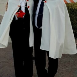 ASSISI 4 OTTOBRE 2018 - BASILICA DI: "S. FRANCESCO"
(NOMINA DI:"GRAN PRIORE D'ITALIA" DEI TEMPLARI FEDERICIANI). FRONTALMENTE A DX LA DUCHESSA DONNA "MARIA ASSUNTA dé FRASSINE" E "DAMA" DEI:"TEMPLARI FEDERICIANI" DALLE PROPRIE MANI DEL G.M. "CORRADO MARIA ARMERI" DEI "TEMPLARI FEDERICIANI" CON ONORE E COMMOZIONE ACCOGLIE NELLE SUE PROPRIE MANI LE "MOSTRINE" VERE E PROPRIE CON IL COLORE DISTINTIVO DEL ROSSO E LA "CROCE" ROSSA AD INDICARE L'APPARTENENZA DEI "TEMPLAI" AL "CRISTIANESIMO" E PER RICORDARE IL SANGUE VERSATO DI "CRISTO" CON IL DIRITTO DI APPLICARLA SULLA SPALLA SX VERSO IL CUORE DELLA PROPRIA MANTELLA TEMPLARE PER LA NOMINA AVVENUTA DI:" "GRAN PRIORE D'ITALIA" DEI "TEMPLARI FEDERICIANI".