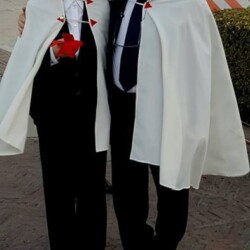 ASSISI 4 OTTOBRE 2018 - BASILICA DI: "S. FRANCESCO"
(NOMINA DI:"GRAN PRIORE D'ITALIA" DEI TEMPLARI FEDERICIANI). FRONTALMENTE A DX LA DUCHESSA DONNA "MARIA ASSUNTA dé FRASSINE" E "DAMA" DEI:"TEMPLARI FEDERICIANI" DALLE PROPRIE MANI DEL G.M. "CORRADO MARIA ARMERI" DEI "TEMPLARI FEDERICIANI" CON ONORE E COMMOZIONE ACCOGLIE NELLE SUE PROPRIE MANI LE "MOSTRINE" VERE E PROPRIE CON IL COLORE DISTINTIVO DEL ROSSO E LA "CROCE" ROSSA AD INDICARE L'APPARTENENZA DEI "TEMPLAI" AL "CRISTIANESIMO" E PER RICORDARE IL SANGUE VERSATO DI "CRISTO" CON IL DIRITTO DI APPLICARLA SULLA SPALLA SX VERSO IL CUORE DELLA PROPRIA MANTELLA TEMPLARE PER LA NOMINA AVVENUTA DI:" "GRAN PRIORE D'ITALIA" DEI "TEMPLARI FEDERICIANI".