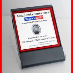 LONDRA 25 LUGLIO 2017 - ACCADEMIA INTERNAZIONALE "S.SARA" PREMIO INTERNAZIONALE DI ARTI VISIVE "DIANAS' WALK" (SPENCER) COCORSO DELL'ARTE "NATIONAL GALLERY 2017 IDEATO A LONDRA IN VISITA AL "REGNO UNITO" CRITICO D'ARTE CAV. "FLAVIO DE GREGORIO" CONSEGUITA TARGA "DIANAS' WALK" ALL'ARTISTA N.D. "MARIA ASSUNTA dé FRASSINE"